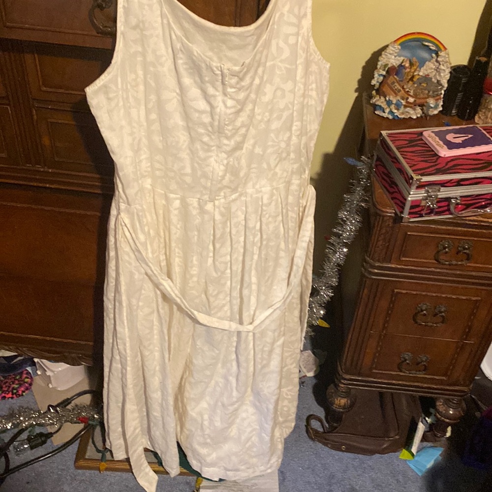 White flowery pattern dress size women’s 12 lands end brand tie in back